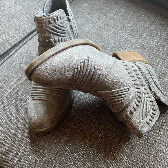 Not Rated New without Tags. Ankle booties. Size 9 - Picture 2 of 4